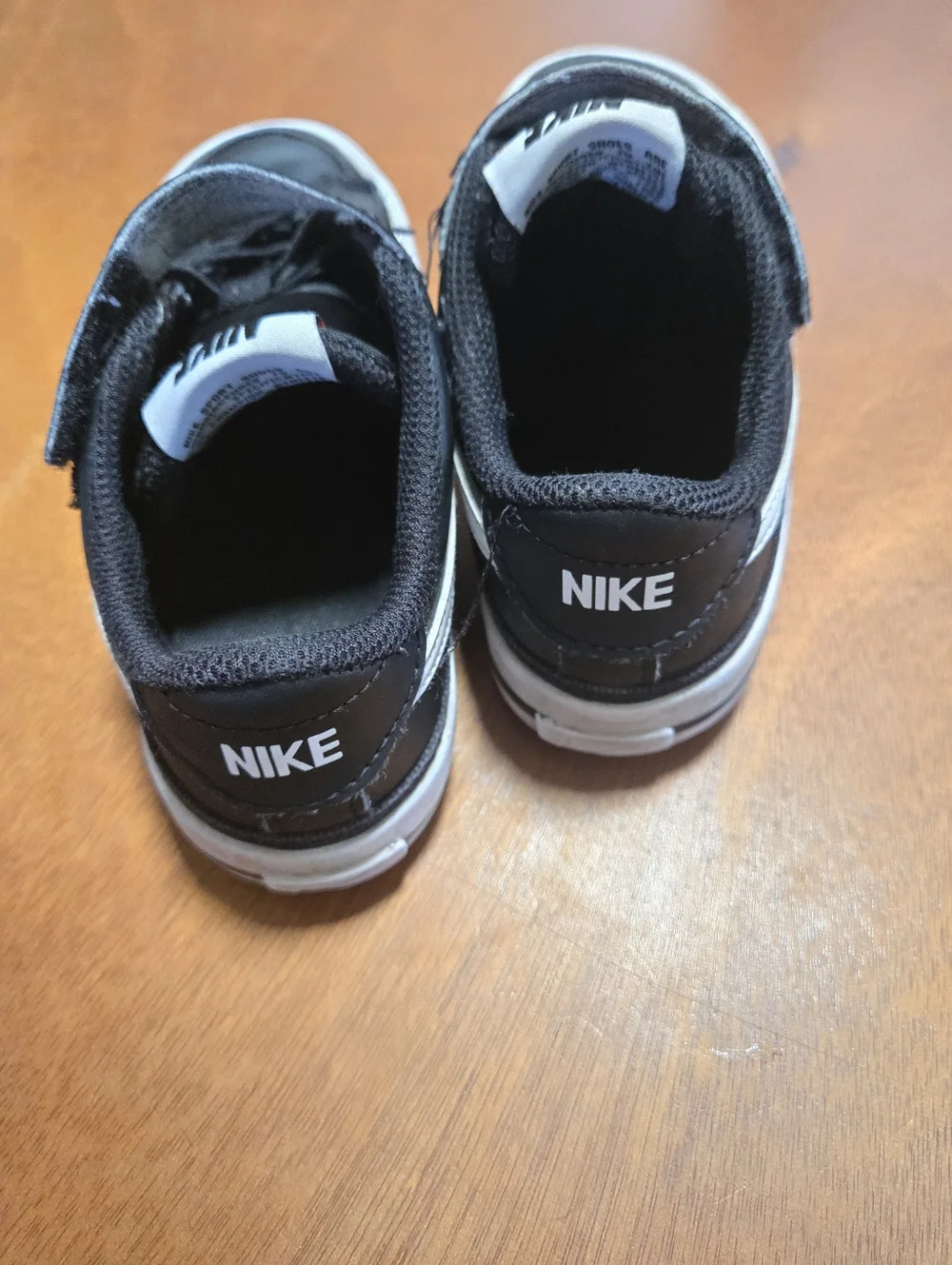 Nike Kids Black and White Low-Top Sneakers with Velcro Strap. Suze 12c